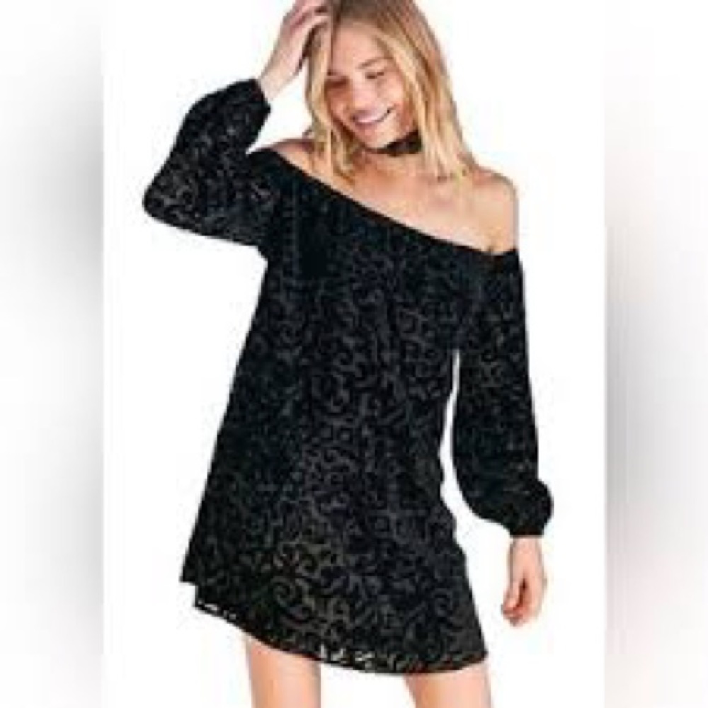NWT Urban Outfitters Ecote Velvet Off-The-
Shoulder Mini Dress in Black (Size:S)